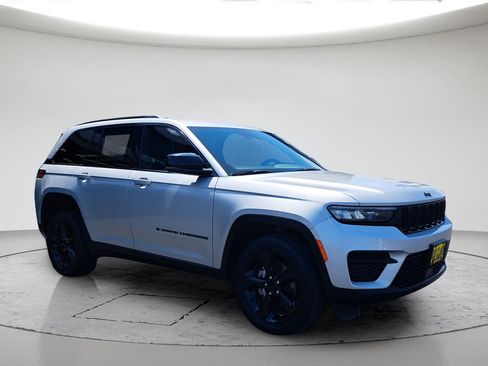 Used 2023 Jeep Grand Cherokee Altitude AWD/4WD image 1