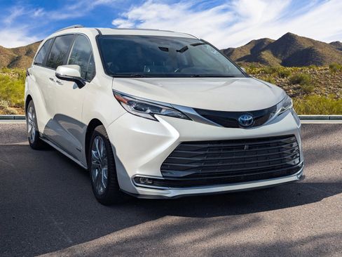 Used 2021 Toyota Sienna Platinum image 3
