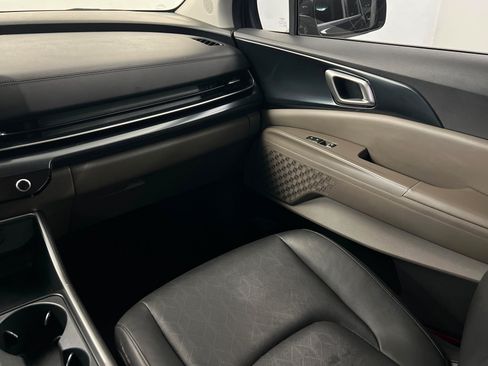 Used 2025 Kia Carnival LXS FWD image 11
