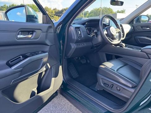 Used 2025 Nissan Pathfinder SL FWD image 16
