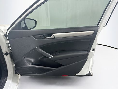 Used 2021 Volkswagen Passat 2.0T SE image 31