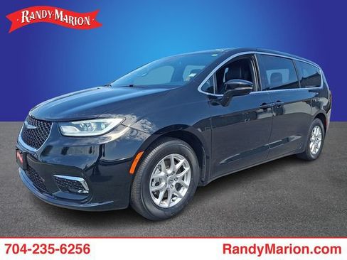Used 2025 Chrysler Pacifica Select FWD image 1