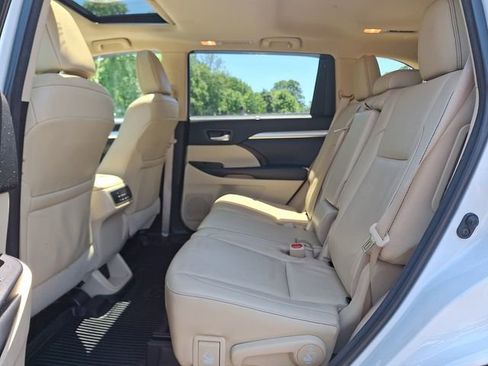 Used 2018 Toyota Highlander XLE AWD/4WD image 11