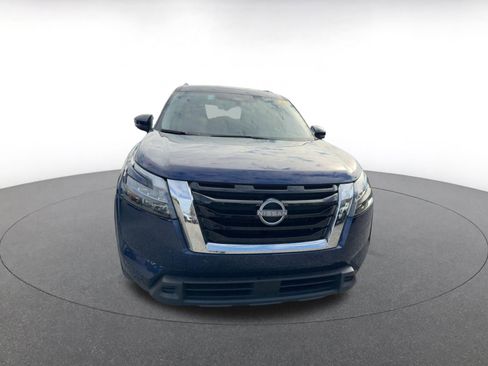 Used 2025 Nissan Pathfinder SV image 3