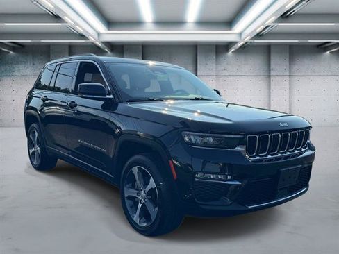 Used 2023 Jeep Grand Cherokee Limited w/ Luxury Tech Group II AWD/4WD image 29
