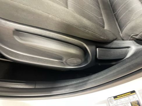 Used 2022 Hyundai Venue SE FWD image 12