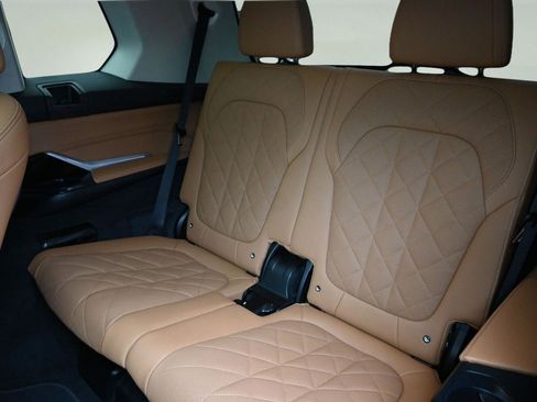 Used 2024 BMW X7 xDrive40i w/ Climate Comfort Package AWD/4WD image 12
