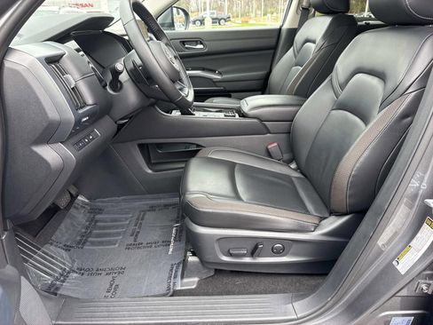 Used 2025 Nissan Pathfinder SL image 29