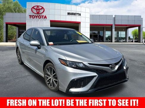 Used 2021 Toyota Camry SE image 1