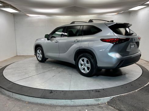 Used 2022 Toyota Highlander LE image 3