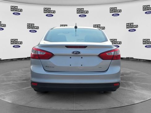 Used 2014 Ford Focus SE w/ SE Winter Package FWD image 3