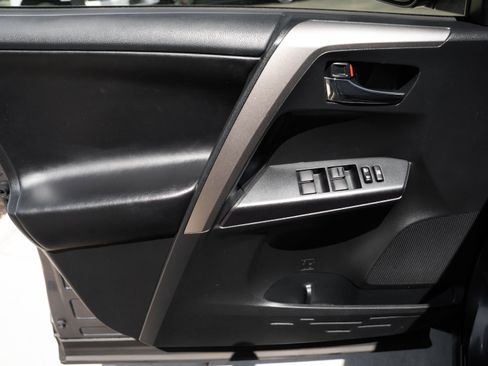 Used 2018 Toyota RAV4 XLE AWD/4WD image 17