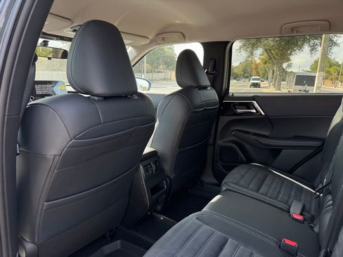 New 2025 Mitsubishi Outlander SE image 17