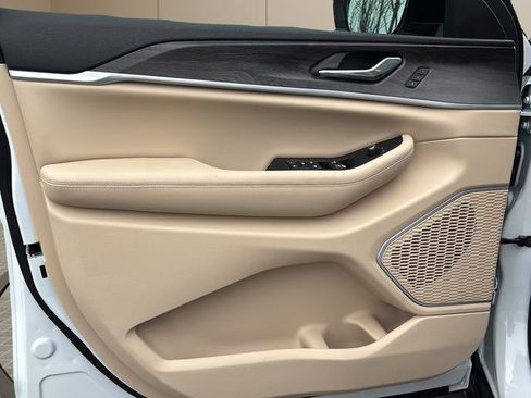 New 2025 Jeep Grand Cherokee Limited image 16