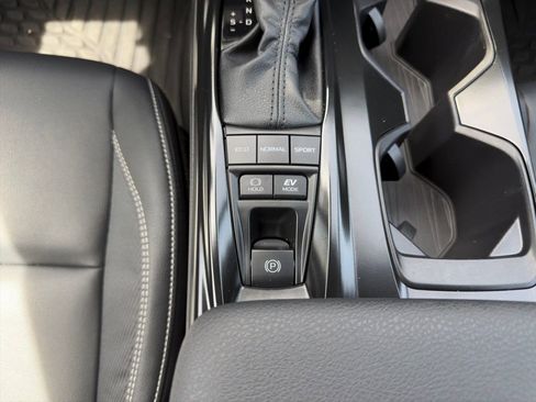 Used 2025 Toyota Camry SE w/ Convenience Package image 4