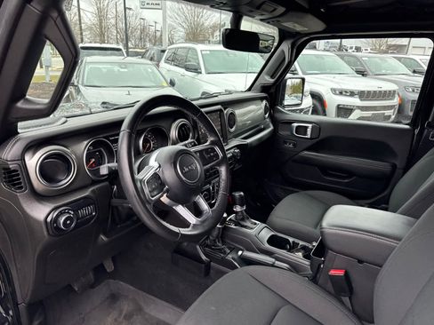 Used 2022 Jeep Wrangler Unlimited Sahara AWD/4WD image 10