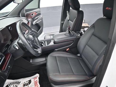 Used 2025 Chevrolet Traverse Z71 w/ Driver Confidence Package AWD/4WD image 20