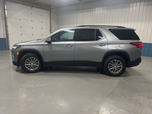 Used 2023 Chevrolet Traverse LT image 2