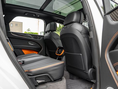 Used 2025 Bentley Bentayga image 22