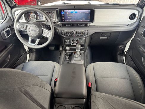 Used 2025 Jeep Wrangler Sahara image 38