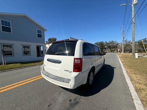 Used 2010 Dodge Grand Caravan SXT image 6