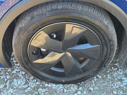 Used 2025 Toyota Prius LE image 31