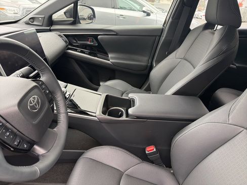 Used 2025 Toyota bZ4X FWD image 5