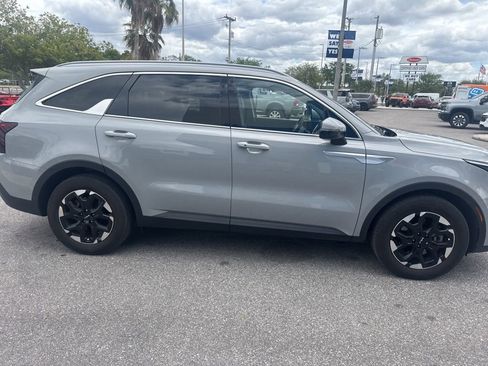 Used 2024 Kia Sorento S FWD image 4