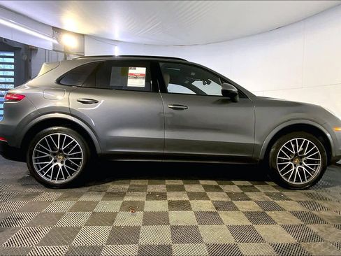 Used 2023 Porsche Cayenne image 8