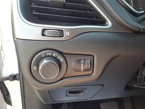 Used 2020 Jeep Cherokee Latitude w/ Cold Weather Group AWD/4WD image 12