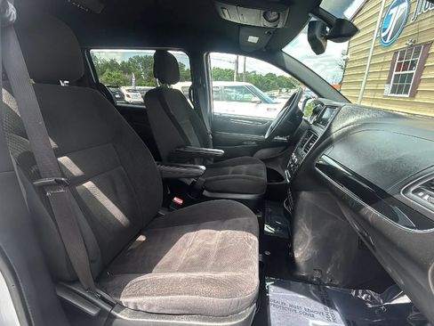 Used 2019 Dodge Grand Caravan SE FWD image 5