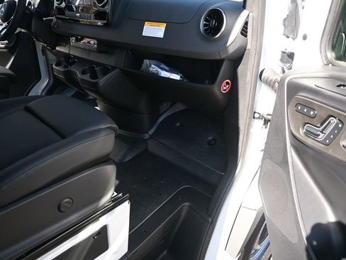 Used 2025 Mercedes-Benz Sprinter 2500 image 19