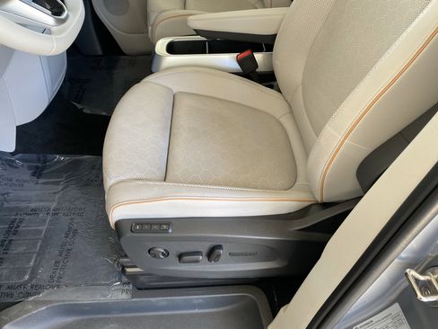 Certified 2025 Volkswagen ID. Buzz 1st Edition RWD image 36