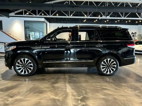 Used 2024 Lincoln Navigator Reserve image 2