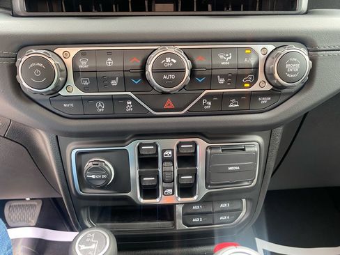 New 2025 Jeep Wrangler Unlimited Sahara AWD/4WD image 20