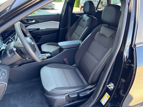 Used 2025 Chevrolet Trax LT FWD image 65