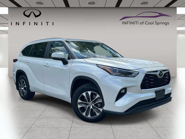 Used 2023 Toyota Highlander XLE AWD/4WD image 1