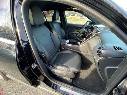 Used 2025 Mercedes-Benz GLC 300 4MATIC image 28