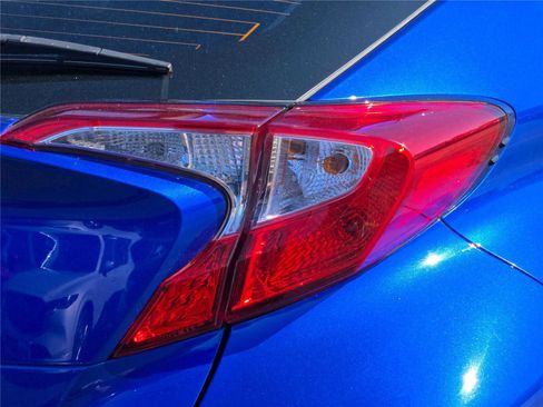 Used 2021 Toyota C-HR XLE image 13