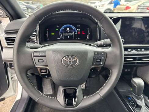 Used 2025 Toyota Camry SE image 18