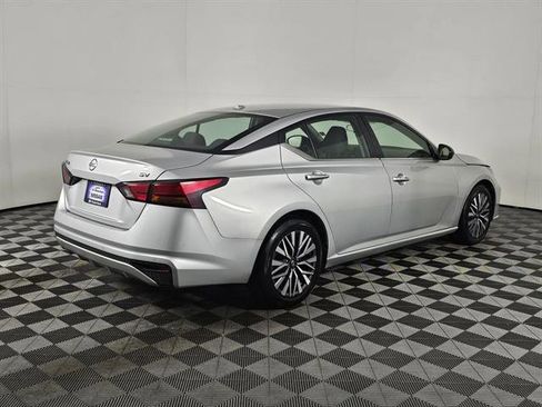 Used 2024 Nissan Altima 2.5 SV image 3