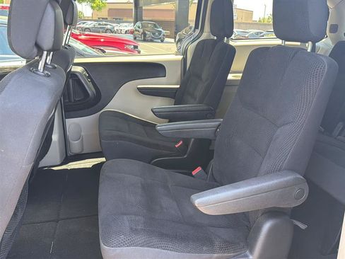 Used 2019 Dodge Grand Caravan SE FWD image 4