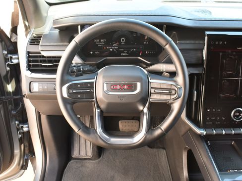Used 2025 GMC Acadia Elevation FWD image 18