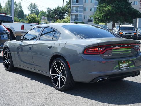 Used 2018 Dodge Charger SXT RWD image 3