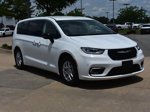 Used 2024 Chrysler Pacifica Touring-L FWD image 3