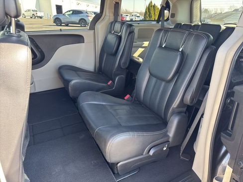 Used 2016 Chrysler Town & Country Touring-L w/ Driver Convenience Group image 26