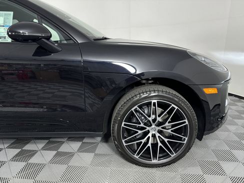 Certified 2025 Porsche Macan image 11