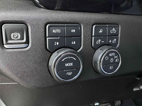 Used 2025 Chevrolet Silverado 2500 LTZ w/ LTZ Convenience Package AWD/4WD image 17
