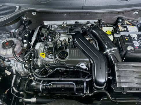 Used 2024 Volkswagen Taos SE w/ Black Wheel Package image 31