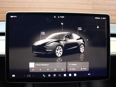 Used 2023 Tesla Model Y Long Range image 18